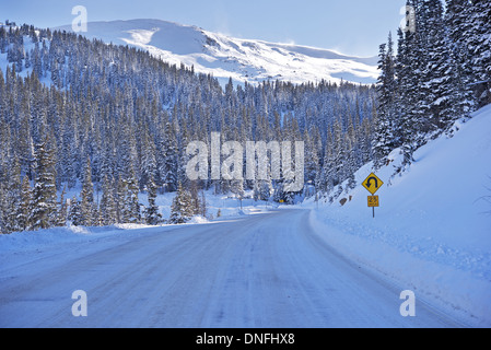 Snowy Mountain Road in Colorado State, Vereinigte Staaten Stockfoto
