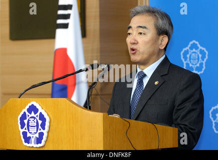 Seoul, Südkorea. 26. Dezember 2013. Sprecher der südkoreanischen Regierung Yoo Jin-Ryong Deleivers am 26. Dezember 2013 eine Erklärung in Seoul, Südkorea. Die südkoreanische Regierung am Donnerstag offiziell denunziert den Yasukuni-Schrein, der japanische Premierminister Shinzo Abe Besuch berichtete Yonhap News Agency. Bildnachweis: Park Jin-Hee/Xinhua/Alamy Live-Nachrichten Stockfoto