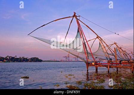 Chinesischen Fischernetze am Fischerhafen, Fort Kochi, Kochi, Kerala, Indien Stockfoto