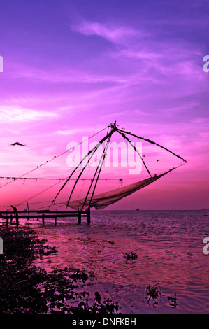 Chinesischen Fischernetz an einem Fischerhafen, Fort Kochi, Kochi, Kerala, Indien Stockfoto