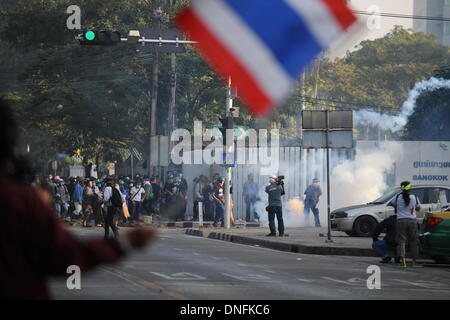 Bangkok, Thailand. 26. Dezember 2013. Anti-Regierungs-Demonstranten Zusammenstoß mit Aufruhr Polizisten in einem Stadion in Bangkok, Thailand, 26. Dezember 2013. Polizei feuerte Tränengas auf der Anti-Regierungs-Demonstranten, die versucht hatten, Donnerstag den Wahlprozess in einem Stadion in Bangkok zu stören. Bildnachweis: Gao Jianjun/Xinhua/Alamy Live-Nachrichten Stockfoto