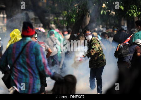 Bangkok, Thailand. 26. Dezember 2013. Anti-Regierungs-Demonstranten Zusammenstoß mit Aufruhr Polizisten in einem Stadion in Bangkok, Thailand, 26. Dezember 2013. Polizei feuerte Tränengas auf der Anti-Regierungs-Demonstranten, die versucht hatten, Donnerstag den Wahlprozess in einem Stadion in Bangkok zu stören. Bildnachweis: Gao Jianjun/Xinhua/Alamy Live-Nachrichten Stockfoto