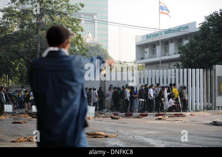 Bangkok, Thailand. 26. Dezember 2013. Anti-Regierungs-Demonstranten Zusammenstoß mit Aufruhr Polizisten in einem Stadion in Bangkok, Thailand, 26. Dezember 2013. Polizei feuerte Tränengas auf der Anti-Regierungs-Demonstranten, die versucht hatten, Donnerstag den Wahlprozess in einem Stadion in Bangkok zu stören. Bildnachweis: Gao Jianjun/Xinhua/Alamy Live-Nachrichten Stockfoto