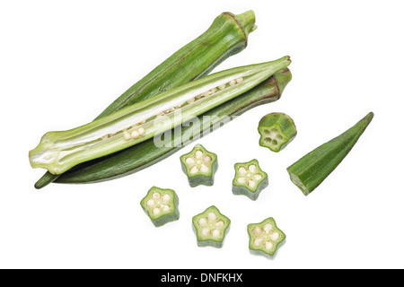 Frische Okra mit Samen isoliert auf weißem Hintergrund Stockfoto