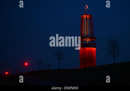 Ein Blick auf das beleuchtete 30m hohe Wahrzeichen "Geleucht" des deutschen Künstlers Otto Piene auf der Halde (Grube Heap) Rheinpreussen in Moers, Deutschland, 25. Dezember 2013. Der zugängliche Turm 2007 gebaut und die Form der Davy-Sicherheitsleuchte erinnert an die Arbeit der Bergleute in der Region. Foto: Caroline Seidel/dpa Stockfoto