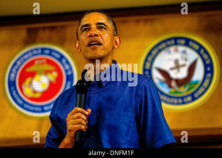 Kaneohe Bay, Hawaii, USA. 25. Dezember 2013. US-Präsident Barack Obama und First Lady Michelle Obama machen ihre jährliche Reise nach aktueller und ehemaliger Mitglieder des US-Militärs und ihre Familien begrüßen, wenn sie am Weihnachtstag in der Kantine Anderson Hall an der Marine Corps Base Hawaii in Kaneohe Bay auf Kaneohe Bay, Hawaii, USA, am 25. Dezember 2013 Essen. Bildnachweis: Kent Nishimura / Pool über CNP/Dpa/Alamy Live News Stockfoto