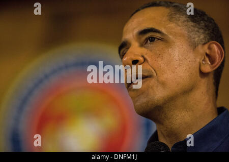 Kaneohe Bay, Hawaii, USA. 25. Dezember 2013. US-Präsident Barack Obama hält während des Sprechens zu aktueller und ehemaliger Mitglieder des US-Militärs und deren Familien, wie sie Weihnachten in der Kantine Anderson Hall an der Marine Corps Base Hawaii in Kaneohe Bay auf Kaneohe Bay, Hawaii, USA, am 25. Dezember 2013 Essen. Bildnachweis: Kent Nishimura / Pool über CNP/Dpa/Alamy Live News Stockfoto