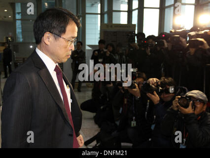 Seoul, Südkorea. 26. Dezember 2013. Takashi Kurai, stellvertretender Leiter der japanischen Botschaft in Seoul Blätter des Außenministeriums in Seoul, Südkorea, 26. Dezember 2013. Der japanische Premierminister Shinzo Abe hat den Krieg verknüpft Yasukuni-Schrein am Donnerstag trotz heftigen Widerstands aus den benachbarten Ländern besucht. Bildnachweis: Park Jin-Hee/Xinhua/Alamy Live-Nachrichten Stockfoto