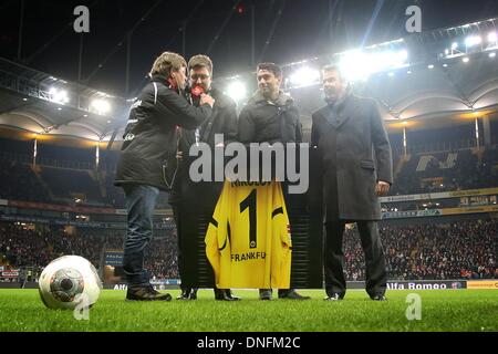 Frankfurt Main, Deutschland. 20. Dezember 2013. Frankfurts ehemaliger Torhüter Oka Nikolov (2-R) hält ein Foto seines Hemdes während seiner Abschiedsrede Darstellung, bevor die deutsche Bundesliga Fußballspiel zwischen Eintracht Frankfurt und FC Augsburg in der Commerzbank-Arena in Frankfurt Main, Deutschland, 20. Dezember 2013. Foto: Fredrik von Erichsen/Dpa/Alamy Live News Stockfoto