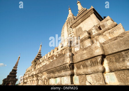 Pagode aus niedrigen Winkel in Bagan. Myanmar Reisen und Menschen Bilder. Stockfoto