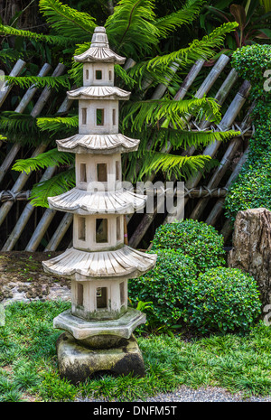 Japanische Pagode Stein im tropischen Garten Stockfoto