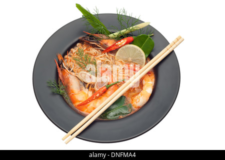 Tom Yum Goong pikante Meeresfrüchte Nudeln isoliert auf weiss Stockfoto