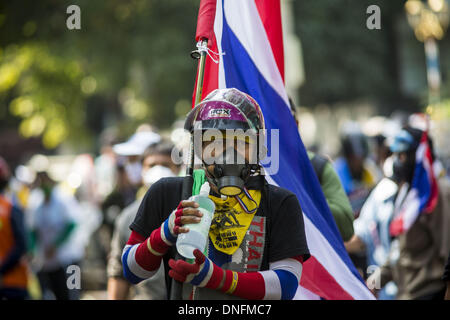 Bangkok, Thailand. 26. Dezember 2013. Ein Anti-Regierungs-Demonstranten marschiert in Richtung eines Aufstands gegen die thailändische Polizei in Bangkok. Tausende von Anti-Regierungs-Demonstranten strömten in die Gegend um das Thai Japan-Stadion zu versuchen, die Zeichnung der Stimmzettel Listennummern von der Wahlkommission zu verhindern, die die Reihenfolge bestimmt, in der Kandidaten auf dem Stimmzettel der 2. Februar Wahl erscheinen. Sie waren nicht in der Lage, ins Stadion zu brechen und Stimmzettel Liste Unentschieden ging als geplant. Bildnachweis: ZUMA Press, Inc./Alamy Live-Nachrichten Stockfoto