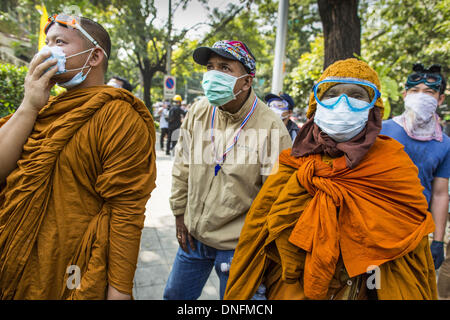 Bangkok, Thailand. 26. Dezember 2013. Buddhistische Mönche und ein Zuschauer beobachten für Polizei während einer regierungsfeindlichen Aufstand in Bangkok. Tausende von Anti-Regierungs-Demonstranten strömten in die Gegend um das Thai Japan-Stadion zu versuchen, die Zeichnung der Stimmzettel Listennummern von der Wahlkommission zu verhindern, die die Reihenfolge bestimmt, in der Kandidaten auf dem Stimmzettel der 2. Februar Wahl erscheinen. Sie waren nicht in der Lage, ins Stadion zu brechen und Stimmzettel Liste Unentschieden ging als geplant. Bildnachweis: ZUMA Press, Inc./Alamy Live-Nachrichten Stockfoto