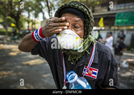 Bangkok, Thailand. 26. Dezember 2013. Ein Anti-Regierungs-Demonstranten wischt Tränengas aus seinen Augen während des Aufstands im Thai Japan Stadion in Bangkok. Tausende von Anti-Regierungs-Demonstranten strömten in die Gegend um das Thai Japan-Stadion zu versuchen, die Zeichnung der Stimmzettel Listennummern von der Wahlkommission zu verhindern, die die Reihenfolge bestimmt, in der Kandidaten auf dem Stimmzettel der 2. Februar Wahl erscheinen. Sie waren nicht in der Lage, ins Stadion zu brechen und Stimmzettel Liste Unentschieden ging als geplant. Bildnachweis: ZUMA Press, Inc./Alamy Live-Nachrichten Stockfoto