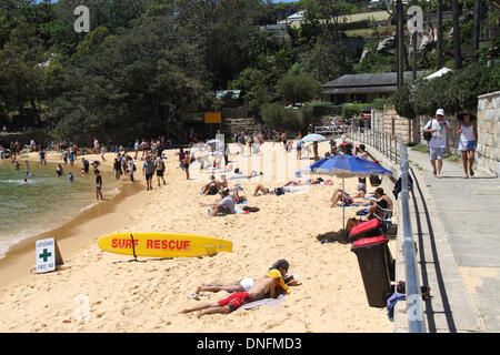 Sydney, NSW, Australien. 26. Dezember 2013. Menschen entspannen Sie im Camp Cove Beach in Watsons Bay in Sydney an einem sonnigen Sommertag (Boxing Day). Copyright Credit: 2013 Richard Milnes/Alamy Live-Nachrichten Stockfoto