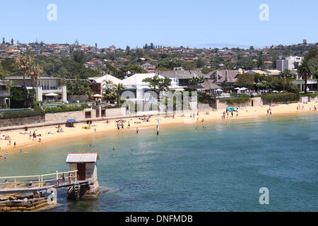 Sydney, NSW, Australien. 26. Dezember 2013. Menschen entspannen Sie im Camp Cove Beach in Watsons Bay in Sydney an einem sonnigen Sommertag (Boxing Day). Copyright Credit: 2013 Richard Milnes/Alamy Live-Nachrichten Stockfoto