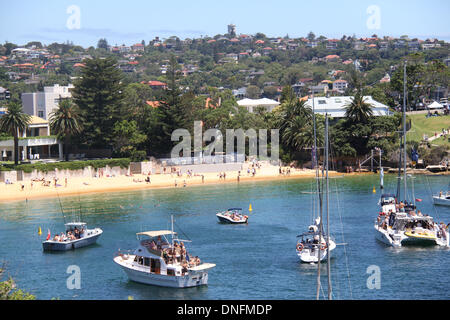 Sydney, NSW, Australien. 26. Dezember 2013. Menschen entspannen Sie im Camp Cove Beach in Watsons Bay in Sydney an einem sonnigen Sommertag (Boxing Day). Copyright Credit: 2013 Richard Milnes/Alamy Live-Nachrichten Stockfoto