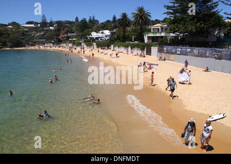 Sydney, NSW, Australien. 26. Dezember 2013. Menschen entspannen Sie im Camp Cove Beach in Watsons Bay in Sydney an einem sonnigen Sommertag (Boxing Day). Copyright Credit: 2013 Richard Milnes/Alamy Live-Nachrichten Stockfoto