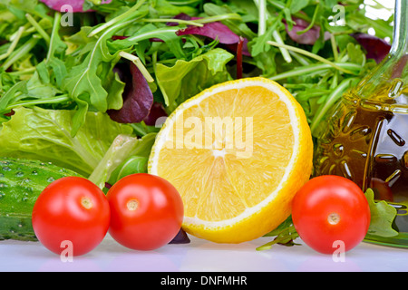 Salat-Mix mit Rucola, Frisee, Radicchio und Kopfsalat Stockfoto