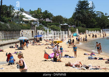 Sydney, NSW, Australien. 26. Dezember 2013. Menschen entspannen Sie im Camp Cove Beach in Watsons Bay in Sydney an einem sonnigen Sommertag (Boxing Day). Copyright Credit: 2013 Richard Milnes/Alamy Live-Nachrichten Stockfoto