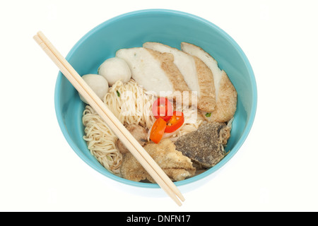 Asiatische Fishball Nudeln in Schüssel isoliert auf weißem Hintergrund Stockfoto