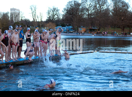 Mitglieder des Serpentine Swimming Club macht einen Sprung in den eisigen Serpentine Gewässern während der jährlichen Weihnachtstag schwimmen Stockfoto