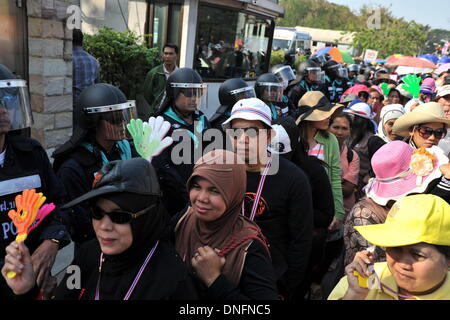 Bangkok, Thailand. 26. Dezember 2013. Anti-Regierungs-Demonstranten versammeln sich vor Premierministerin Yingluck Shinawatra Wohnsitz während einer Kundgebung in Bangkok, Thailand, 26. Dezember 2013. Bildnachweis: Gao Jianjun/Xinhua/Alamy Live-Nachrichten Stockfoto