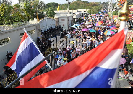 Bangkok, Thailand. 26. Dezember 2013. Anti-Regierungs-Demonstranten versammeln sich vor Premierministerin Yingluck Shinawatra Wohnsitz während einer Kundgebung in Bangkok, Thailand, 26. Dezember 2013. Bildnachweis: Gao Jianjun/Xinhua/Alamy Live-Nachrichten Stockfoto