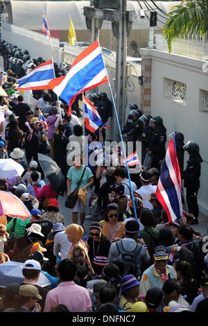 Bangkok, Thailand. 26. Dezember 2013. Anti-Regierungs-Demonstranten versammeln sich vor Premierministerin Yingluck Shinawatra Wohnsitz während einer Kundgebung in Bangkok, Thailand, 26. Dezember 2013. Bildnachweis: Gao Jianjun/Xinhua/Alamy Live-Nachrichten Stockfoto