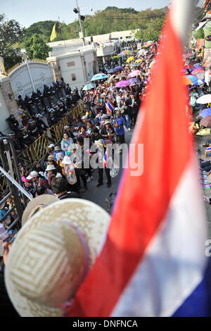 Bangkok, Thailand. 26. Dezember 2013. Anti-Regierungs-Demonstranten versammeln sich vor Premierministerin Yingluck Shinawatra Wohnsitz während einer Kundgebung in Bangkok, Thailand, 26. Dezember 2013. Bildnachweis: Gao Jianjun/Xinhua/Alamy Live-Nachrichten Stockfoto