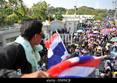 Bangkok, Thailand. 26. Dezember 2013. Anti-Regierungs-Demonstranten versammeln sich vor Premierministerin Yingluck Shinawatra Wohnsitz während einer Kundgebung in Bangkok, Thailand, 26. Dezember 2013. Bildnachweis: Gao Jianjun/Xinhua/Alamy Live-Nachrichten Stockfoto