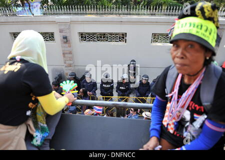 Bangkok, Thailand. 26. Dezember 2013. Polizei stehen Wache, wie Anti-Regierungs-Demonstranten außerhalb Premierministerin Yingluck Shinawatra Residenz während einer Kundgebung in Bangkok, Thailand, 26. Dezember 2013 sammeln. Bildnachweis: Gao Jianjun/Xinhua/Alamy Live-Nachrichten Stockfoto