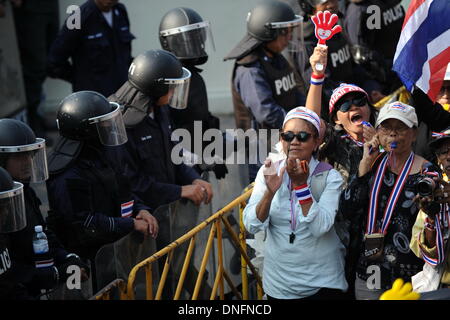 Bangkok, Thailand. 26. Dezember 2013. Polizei stehen Wache, wie Anti-Regierungs-Demonstranten außerhalb Premierministerin Yingluck Shinawatra Residenz während einer Kundgebung in Bangkok, Thailand, 26. Dezember 2013 sammeln. Bildnachweis: Gao Jianjun/Xinhua/Alamy Live-Nachrichten Stockfoto