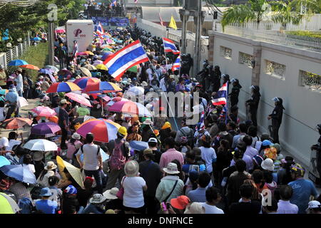 Bangkok, Thailand. 26. Dezember 2013. Anti-Regierungs-Demonstranten versammeln sich vor Premierministerin Yingluck Shinawatra Wohnsitz während einer Kundgebung in Bangkok, Thailand, 26. Dezember 2013. Bildnachweis: Gao Jianjun/Xinhua/Alamy Live-Nachrichten Stockfoto