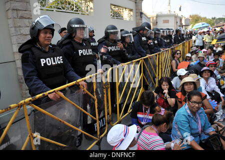 Bangkok, Thailand. 26. Dezember 2013. Polizei stehen Wache, wie Anti-Regierungs-Demonstranten außerhalb Premierministerin Yingluck Shinawatra Residenz während einer Kundgebung in Bangkok, Thailand, 26. Dezember 2013 sammeln. Bildnachweis: Gao Jianjun/Xinhua/Alamy Live-Nachrichten Stockfoto