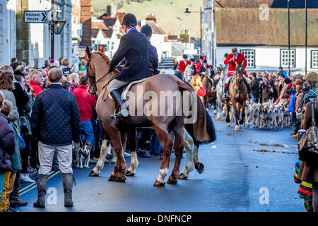 Lewes, UK. 26. Dezember 2013. Mitglieder der Southdown und Eridge Hunt auf ihrer Jahrestagung Boxing Day in Markt Stadt von Lewes, Sussex, Großbritannien. Lewes 26. Dezember 2013 Credit: Grant Rooney/Alamy Live-Nachrichten Stockfoto