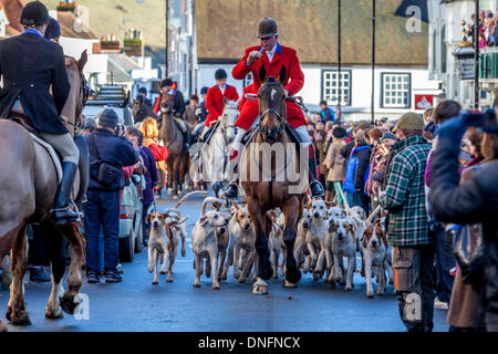 Lewes, UK. 26. Dezember 2013. Mitglieder der Southdown und Eridge Hunt auf ihrer Jahrestagung Boxing Day in Markt Stadt von Lewes, Sussex, Großbritannien. Lewes 26. Dezember 2013 Credit: Grant Rooney/Alamy Live-Nachrichten Stockfoto