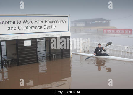 Kanuten aus Worcester-Kanu-Club profitieren Sie von der überfluteten Worcester Rennbahn ihre Boote auf neues Wasser herausnehmen Stockfoto