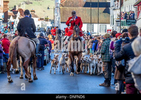 Lewes, UK. 26. Dezember 2013. Mitglieder der Southdown und Eridge Hunt auf ihrer Jahrestagung Boxing Day in Markt Stadt von Lewes, Sussex, Großbritannien. Lewes 26. Dezember 2013 Credit: Grant Rooney/Alamy Live-Nachrichten Stockfoto