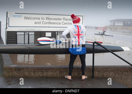 Kanuten von Worcester Canoe Club nutzen Sie die Vorteile der überfluteten Worcester Pferderennbahn ihre Boote auf neue Gewässer zu nehmen Stockfoto