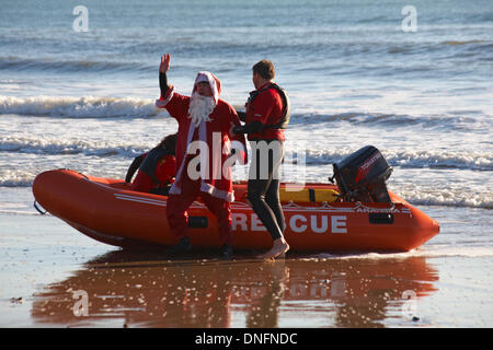 Bournemouth, Dorset UK. 26 Dez, 2013. Bournemouth Rettungsschwimmer, die auf eine lebensrettende rescue Demonstration für die Massen, einschließlich Rettung Santa Claus, Weihnachtsmann, vom Meer zu Durley Chine Beach. Credit: Carolyn Jenkins/Alamy leben Nachrichten Stockfoto