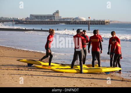 Bournemouth, UK. 26. Dezember 2013. Bournemouth Rettungsschwimmer werden mit Auszeichnungen durch den Bürgermeister von Bournemouth im Durley Chine Beach präsentiert. Sie legte sich dann auf eine lebensrettende Rettung Demonstration für die Massen, einschließlich Rettung Santa Claus, Weihnachtsmann, vom Meer entfernt. Bildnachweis: Carolyn Jenkins/Alamy Live-Nachrichten Stockfoto