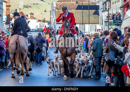 Lewes, UK. 26. Dezember 2013. Mitglieder der Southdown und Eridge Hunt auf ihrer Jahrestagung Boxing Day in Markt Stadt von Lewes, Sussex, Großbritannien. Lewes 26. Dezember 2013 Credit: Grant Rooney/Alamy Live-Nachrichten Stockfoto