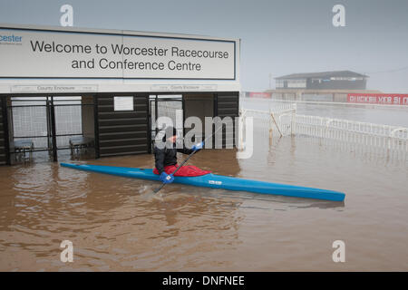 Kanuten aus Worcester-Kanu-Club profitieren Sie von der überfluteten Worcester Rennbahn ihre Boote auf neues Wasser herausnehmen Stockfoto