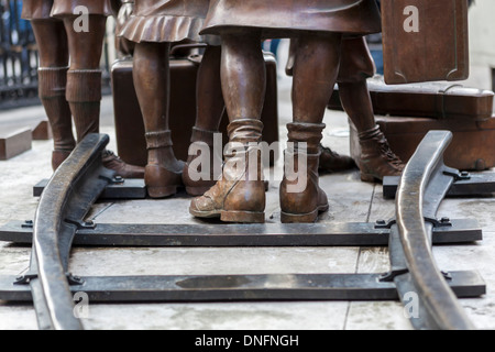 Füße und Bahn Linie der Bronze Kindertransport-Denkmal (2006) von Frank Meisler - Bahnhof Liverpool Street, London Stockfoto