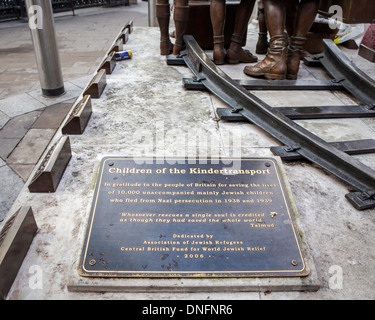 Informationstafel und Detail der Bronze Kindertransport-Denkmal (2006) von Frank Meisler an der Liverpool Street Station, London Stockfoto