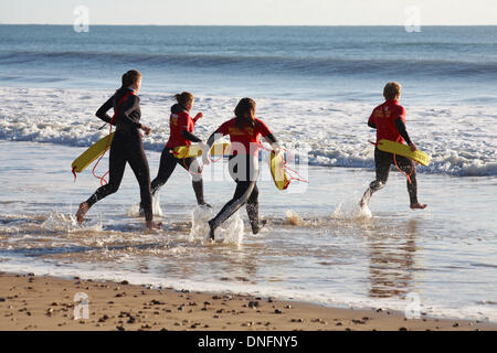 Bournemouth, UK. 26. Dezember 2013. Bournemouth Rettungsschwimmer werden mit Auszeichnungen durch den Bürgermeister von Bournemouth im Durley Chine Beach präsentiert. Sie legte sich dann auf eine lebensrettende Rettung Demonstration für die Massen, einschließlich Rettung Santa Claus, Weihnachtsmann, vom Meer entfernt. Bildnachweis: Carolyn Jenkins/Alamy Live-Nachrichten Stockfoto