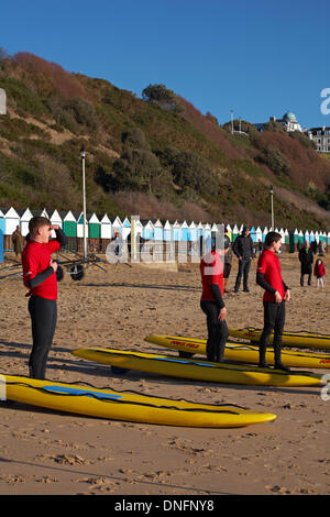 Bournemouth, UK. 26. Dezember 2013. Bournemouth Rettungsschwimmer werden mit Auszeichnungen durch den Bürgermeister von Bournemouth im Durley Chine Beach präsentiert. Sie legte sich dann auf eine lebensrettende Rettung Demonstration für die Massen, einschließlich Rettung Santa Claus, Weihnachtsmann, vom Meer entfernt. Bildnachweis: Carolyn Jenkins/Alamy Live-Nachrichten Stockfoto