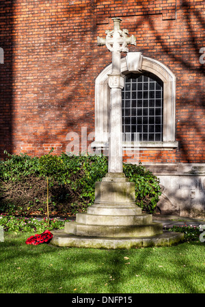 Kriegerdenkmal - 1916 großen Krieg - Kreuz und Mohn Kranz auf dem Kirchhof von St. Botolph-ohne-Bishopsgate, London, UK Stockfoto